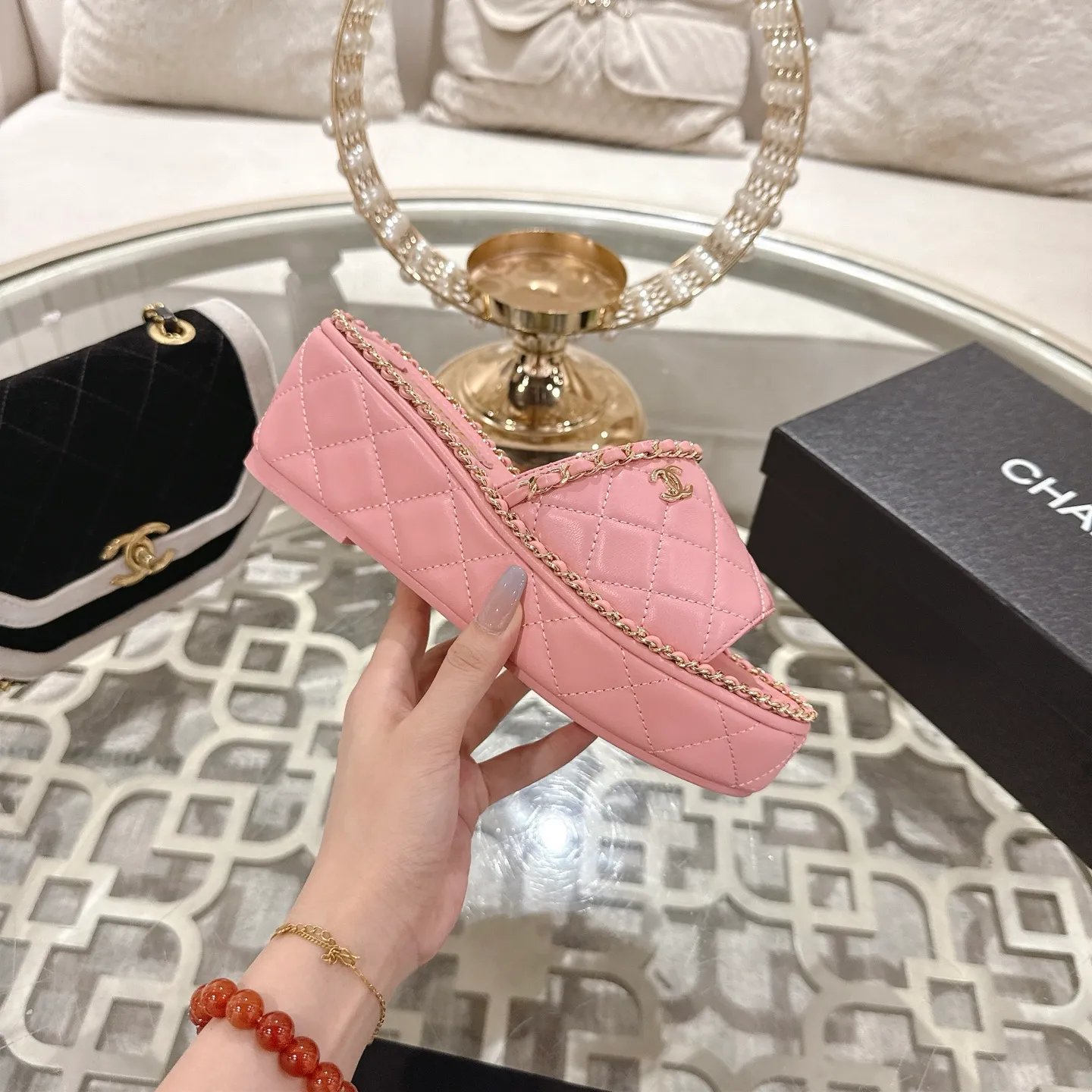 👟👟Ex-factory price 600👟👟 𝐂𝐇𝐀𝐍𝐄𝐋 | Xiaoxiang 25𝐬𝐬 🦋2025 Spring and Summer New Products Counter Classic Xiaoxiang Double C Diamond Chain Slippers Series New〰 🍬 The absolute best in the BS fashion circle. Matching will perform meticulously Minimalist, classic elements that will never fade away 💋 Show unique dressing style, too beautiful to say anything. A must-have for summer... Upper: Original high-customized lambskin Lining: Imported mixed sheepskin lining Outsole: Original molded non-slip outsole Shoe size: 35-39 (34.40.41.42 customization is not returnable)
